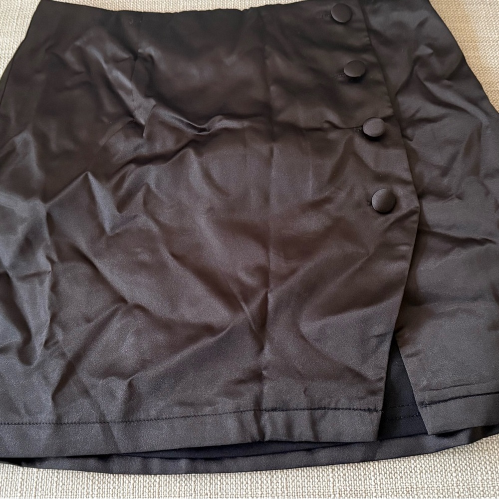 Chic Black Buttoned Skirt